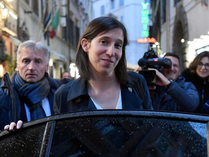 Schlein: "Con me in lista il Pd su di 2 punti". Ma è rivolta. Ufficiali le candidature di Decaro e Annunziata