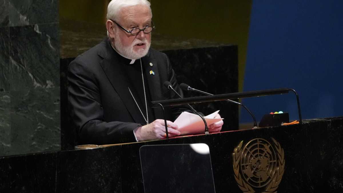 Immagine di Il "ministro degli Esteri" Vaticano chiarisce il Papa: "Noi sosteniamo l’integrità territoriale dell’Ucraina"