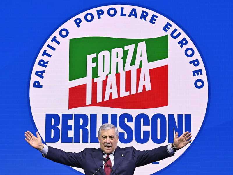 Antonio Tajani con dietro il simbolo di Forza Italia - foto Ansa