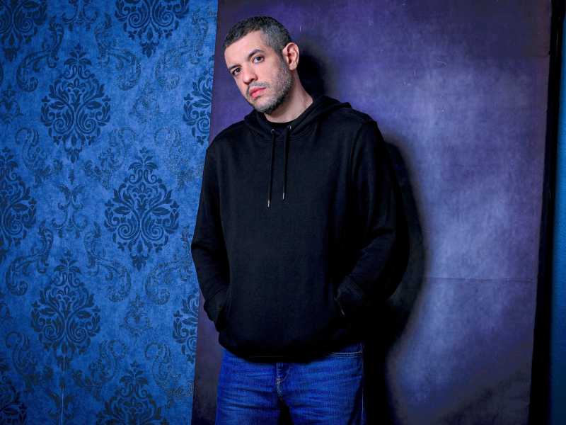 Oggi un comico è al sicuro solo al teatro. Parla Francesco De Carlo
