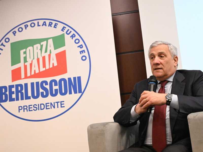 Antonio Tajani con dietro il logo di Forza Italia - foto Ansa