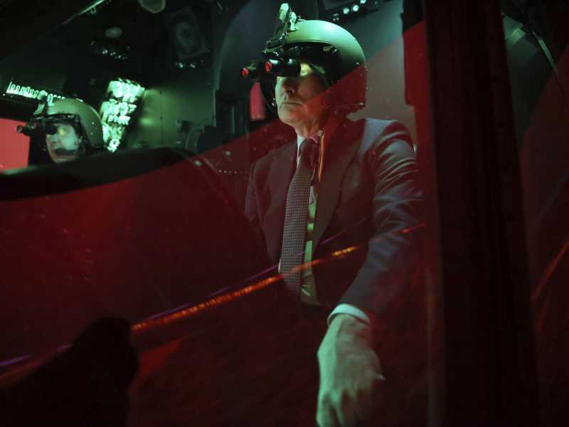 Il presidente russo Vladimir Putin nella cabina di un simulatore di volo (Mikhail Metzel, Sputnik, foto del Cremlino via AP)&nbsp;<br />