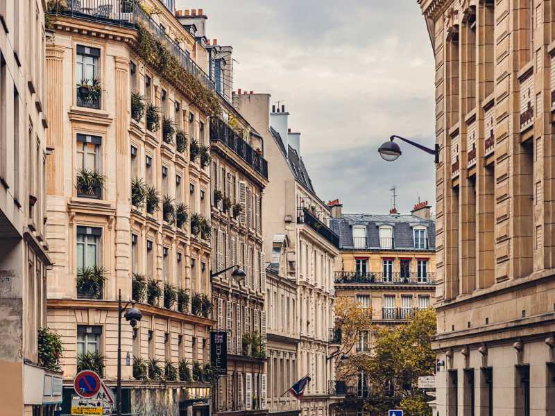 A Parigi si dimette un preside dopo aver ricevuto minacce di morte: aveva chiesto di togliere il velo a scuola