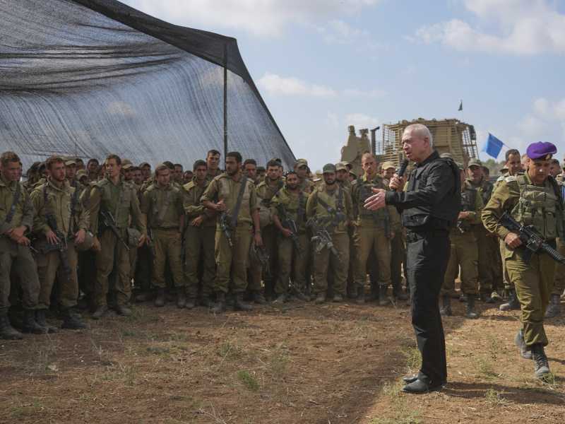 Il ministro della Difesa israeliano Yoav Gallant parla con i soldati israeliani (LaPresse)&nbsp;<br />