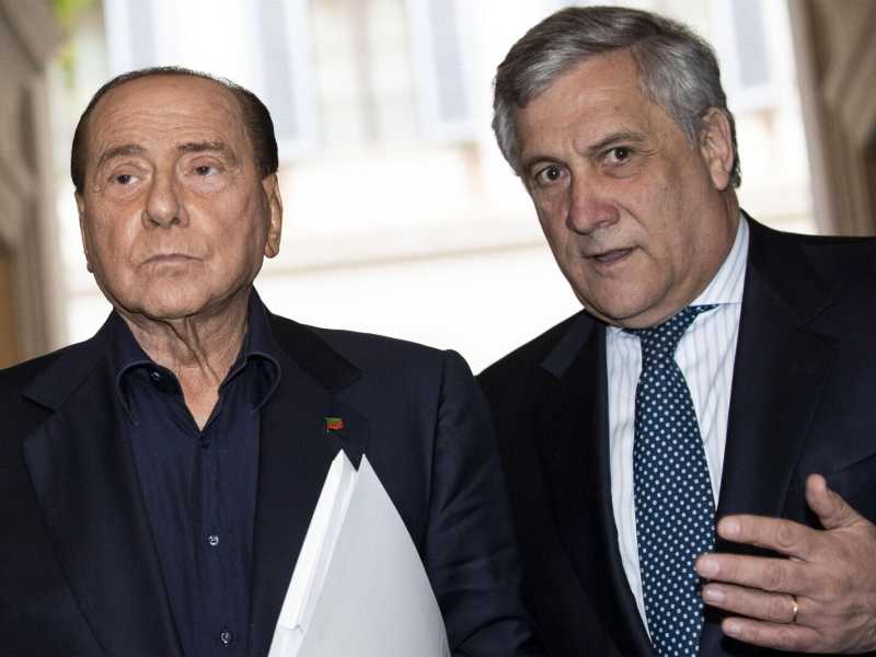 Antonio Tajani, delfino. Colloquio a bordo piscina