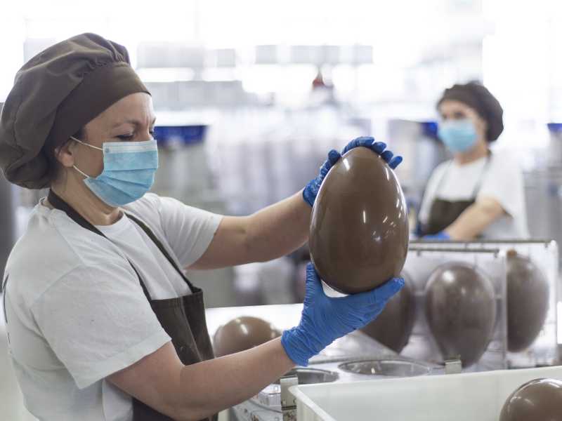 Uova di Pasqua nel laboratorio di Boella & Sorrisi a Torino (Foto di Stefano Guidi/Getty Images) <br />