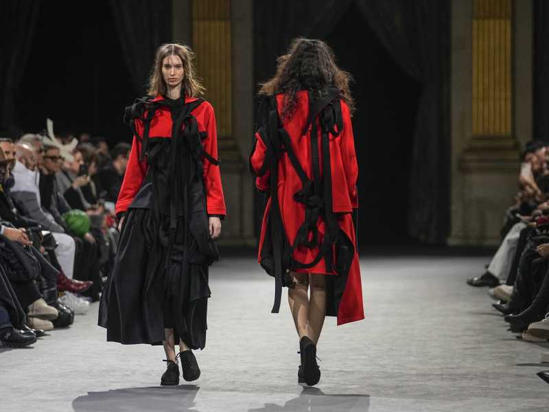 La collezione autunno/inverno 2023-24 di Yohji Yamamoto (foto LaPresse)&nbsp;<br />