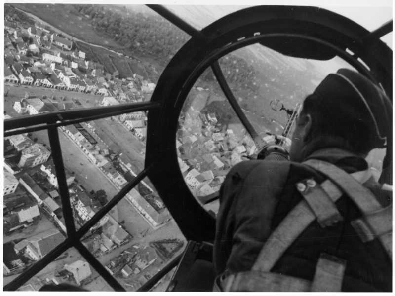 Un pilota vola sopra a una citt&agrave; polacca durante l'invasione della Polonia del 1939 - foto via Getty Images