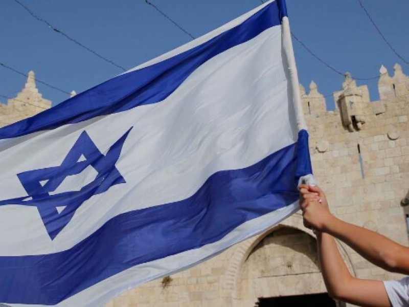 Un ragazzo sventola la bandiera di Israele a Gerusalemme (foto LaPresse)