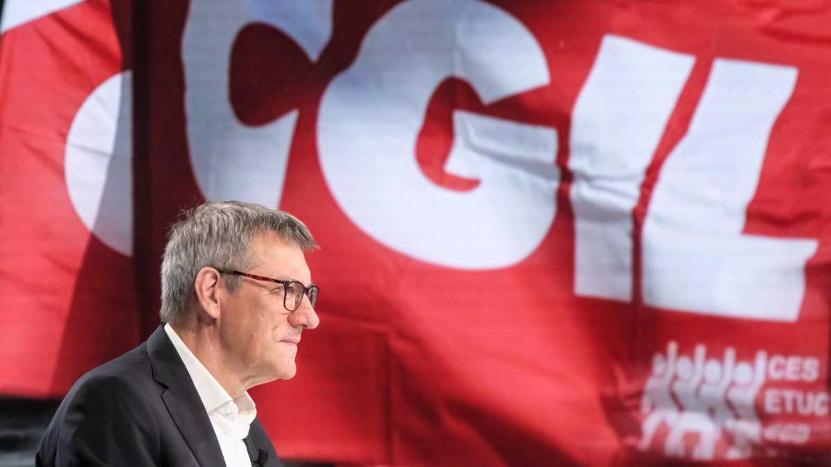 Immagine di Landini lancia la campagna referendaria della Cgil a colpi di dati falsi sulla “precarietà”