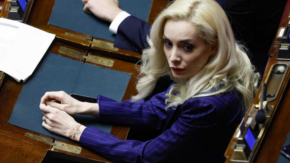 Immagine di La mozione di cartone contro Salvini: noia alla Camera. L'unico lampo: l'apparizione di Fascina