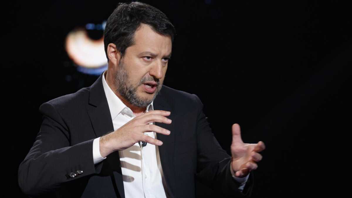 Immagine di Matteo l'apostata: così Salvini disconosce Putin alla vigilia della mozione di sfiducia. Su spinta di Meloni