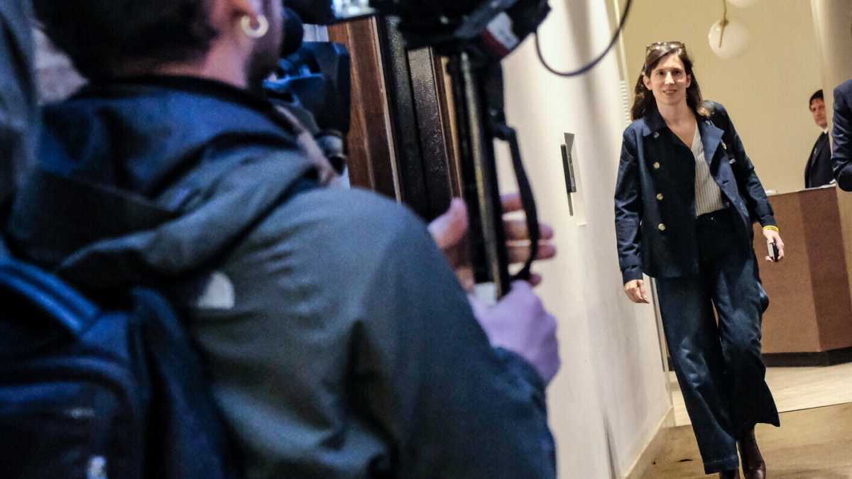 Immagine di Le farfalle di Schlein: ora pensa a Berizzi candidato, caos per il dopo Bonaccini