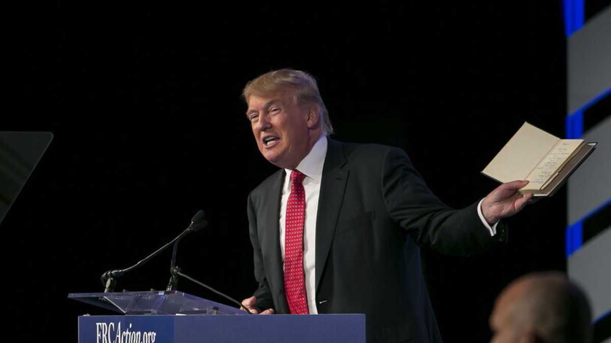 Immagine di Ci mancava la Bibbia politicizzata di Donald Trump