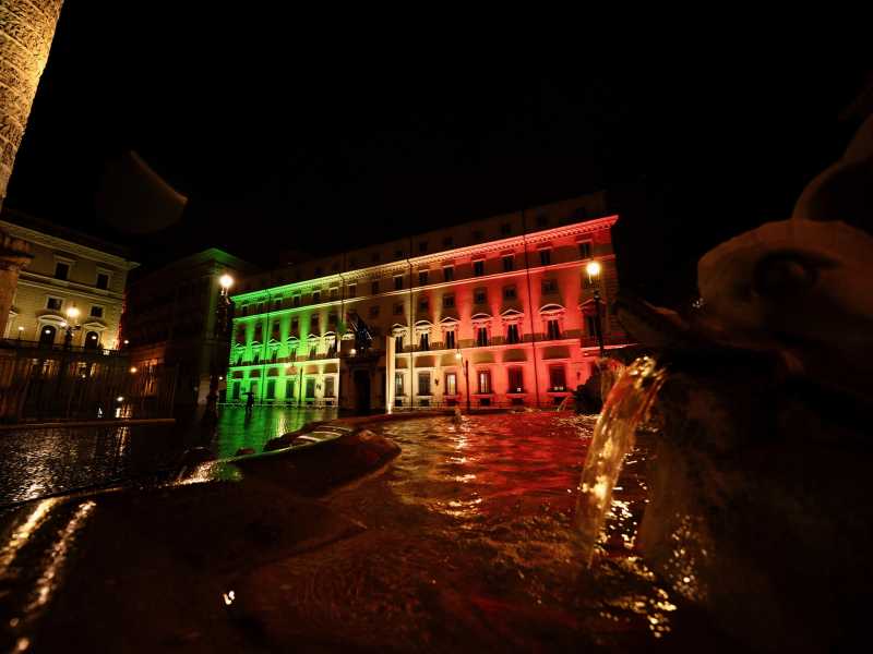 Palazzo Chigi, illuminato con i colori dell'Italia (LaPresse)