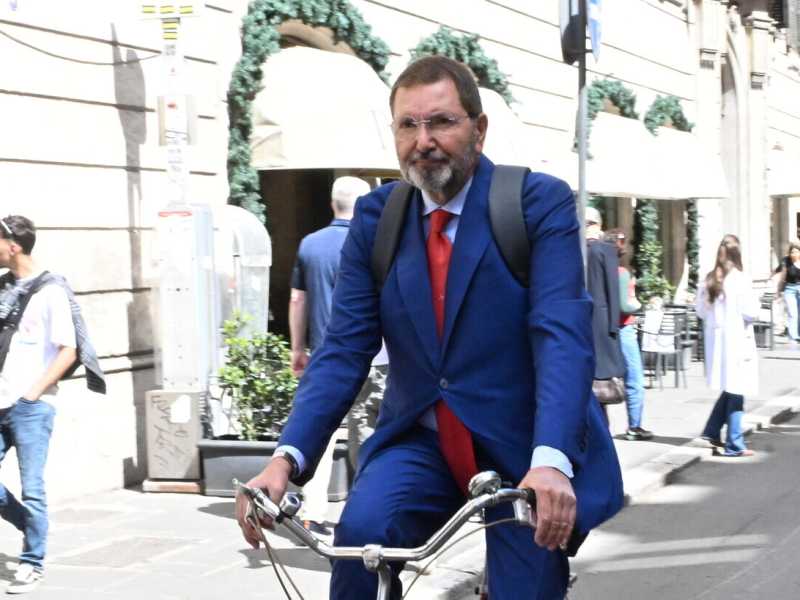 &nbsp;Ignazio Marino in bicicletta - foto Ansa
