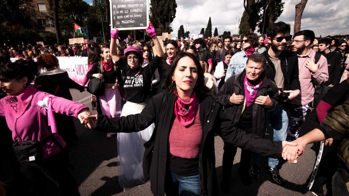 Immagine di Dalle suffragette all’attivismo online: i movimenti delle donne a confronto col potere