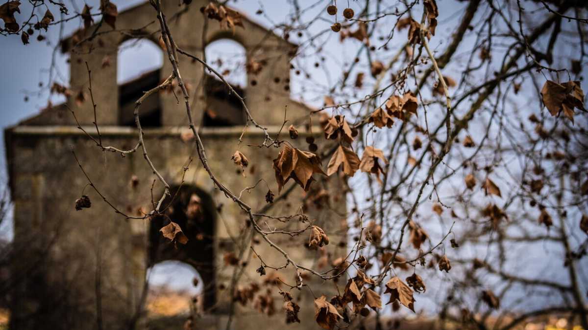 Immagine di Nei paesi morti appaiono i tricolori, simboli della patria perduta