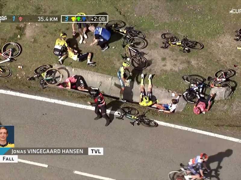 Un'immagine della caduta durante la quinta tappa del Giro dei Paesi Baschi 2024