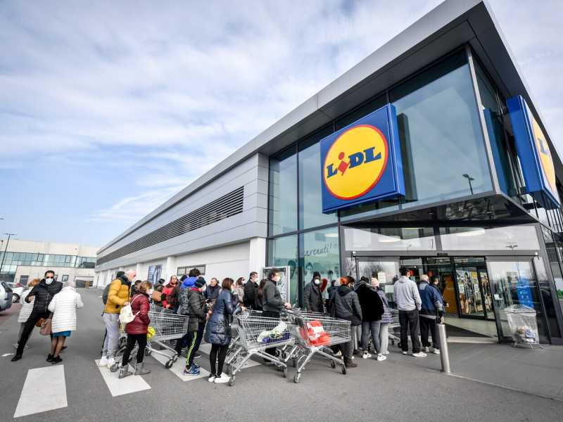 Lidl rompe il miope immobilismo sui salari dei gruppi italiani. Salutare lezione