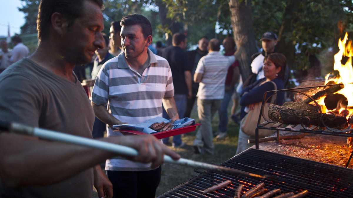 Immagine di Braci fumanti nelle piazze del centro. L’èra dei fegatelli in rete