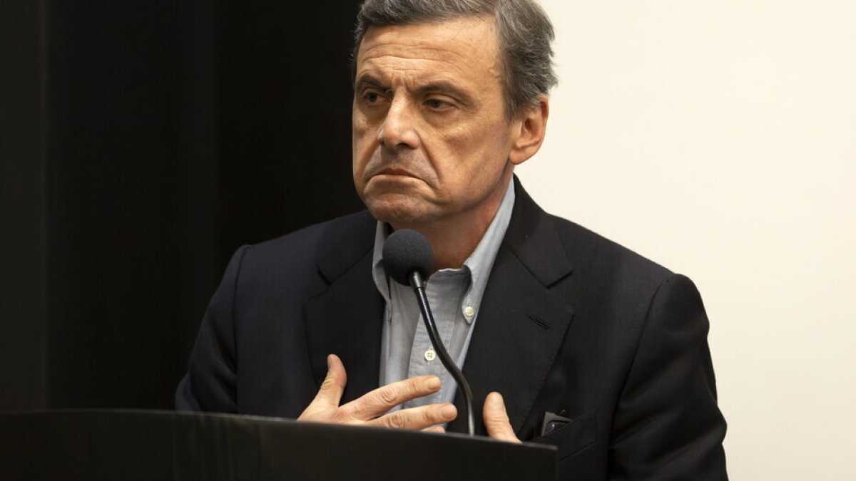 Immagine di Calenda si candida? Il dilemma del leader di Azione