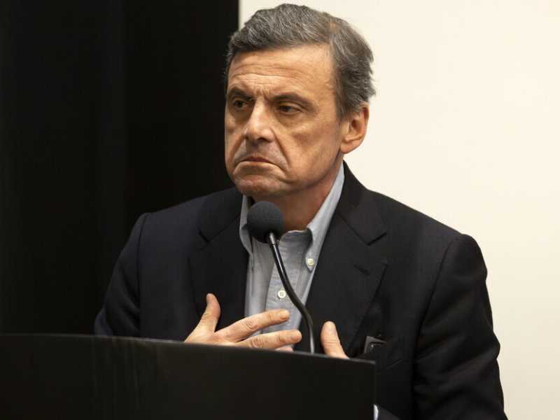 Calenda si candida? Il dilemma del leader di Azione