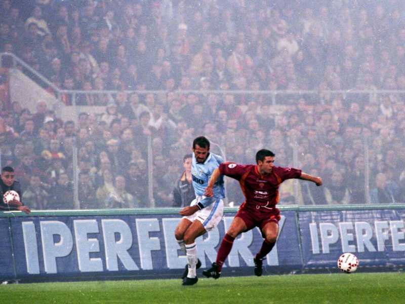 &nbsp;Vincent Candela e Giuseppe Favalli in azione durante Roma-Lazio del 1-11-1997 (foto LaPresse)<br />