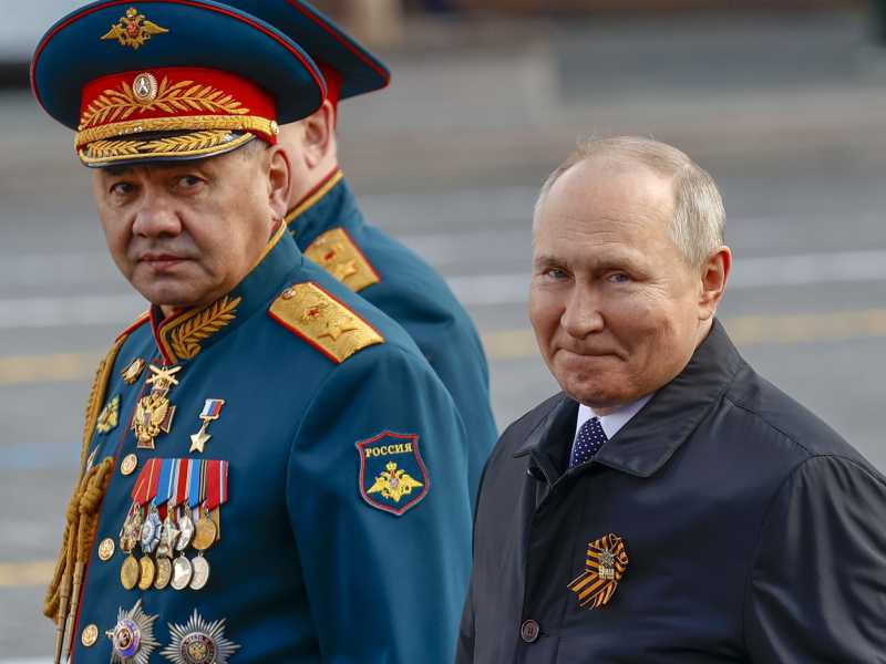 Putin e Lavrov alla parata militare del Giorno della Vittoria il 9 maggio 2022 (Sefa Karacan/Anadolu Agency tramite Getty Images)&nbsp;<br />