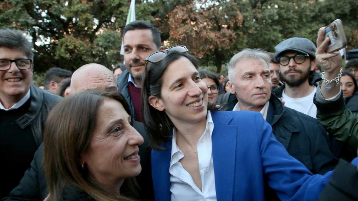 Immagine di Elly Schlein a Bari tra retropalco e cena con Emiliano e Decaro