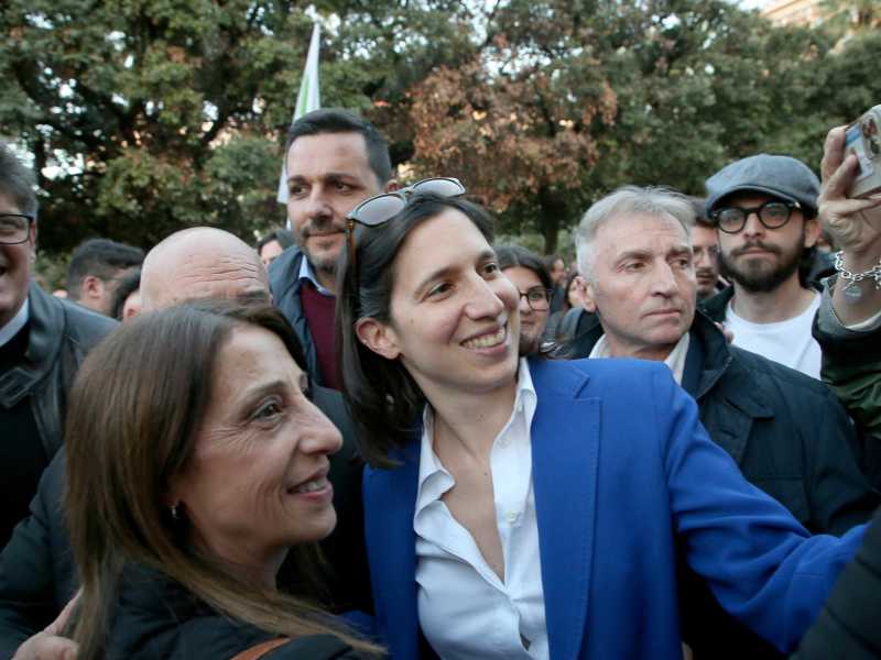 Elly Schlein a Bari tra retropalco e cena con Emiliano e Decaro
