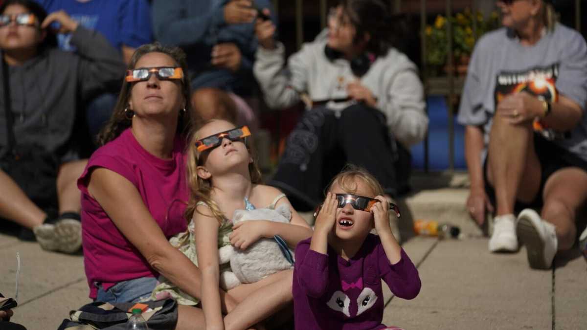 Immagine di Milioni di persone con gli occhi puntati sull'eclissi. Il boom del turismo