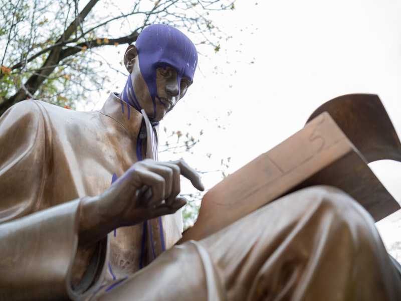 La statua di Indro Montanelli a Milano, imbrattata di vernice - foto Ansa