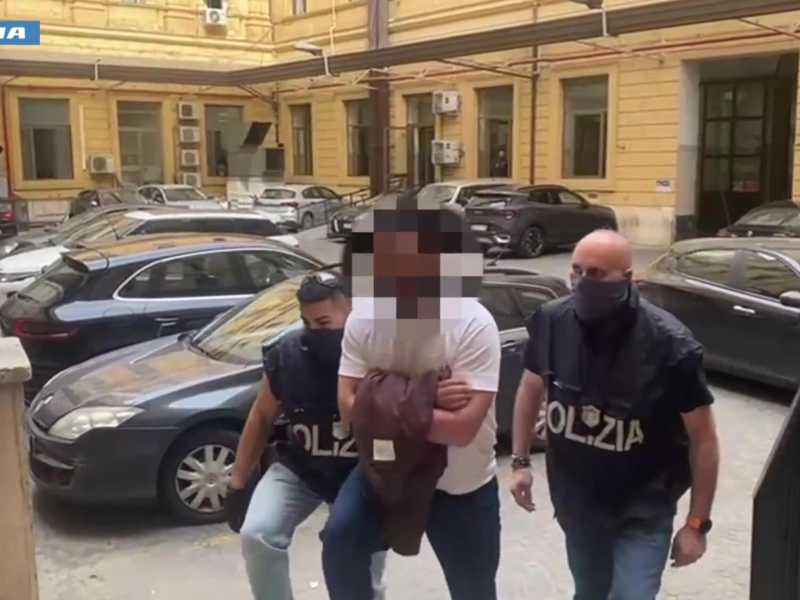 L'uomo arrestato a Fiumicino con l'accusa di terrorismo e di affiliazione allo stato islamico - foto Ansa