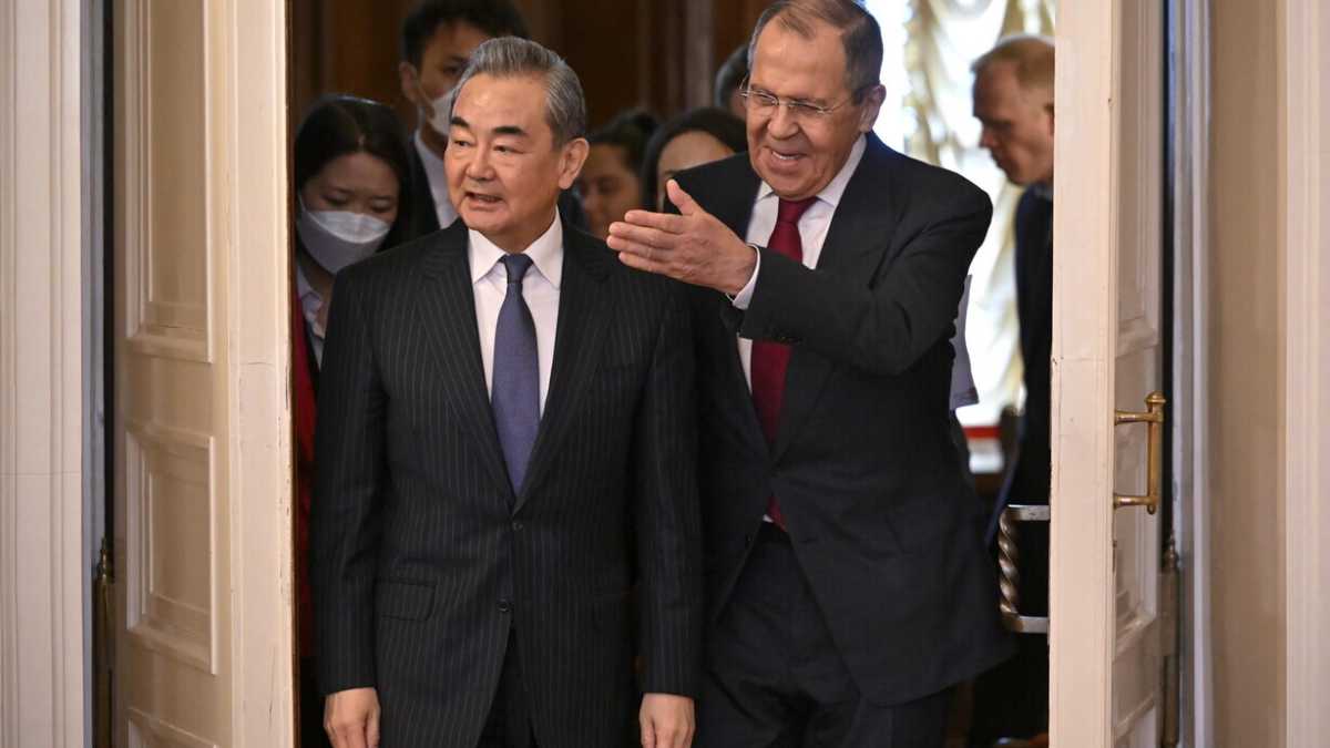 Immagine di La Cina fa finta di non essere il salvavita di Putin. Poi accoglie Lavrov a Pechino