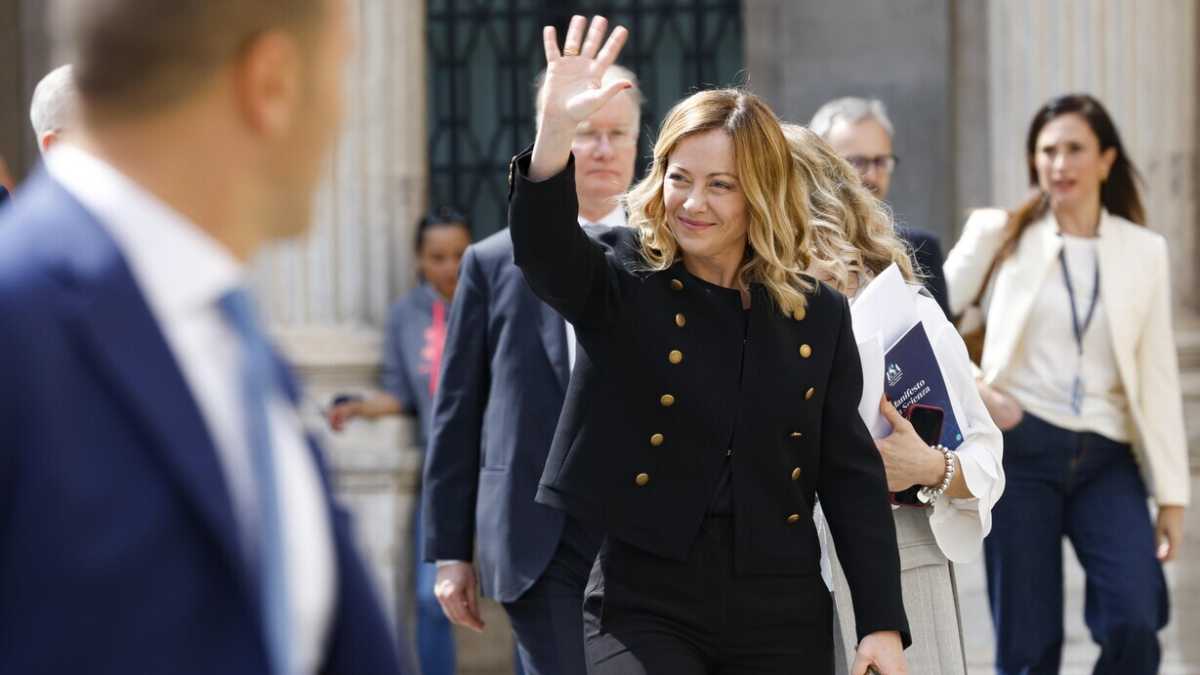 Immagine di Meloni prepara il "Giorgia beach party" per il lancio della candidatura. Allertati i ministri