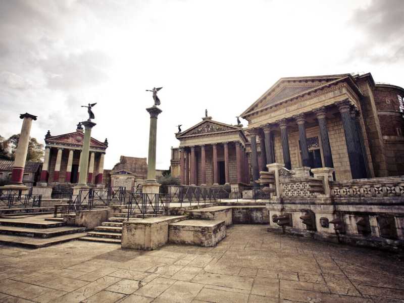 un set cinematografico a Cinecittà (foto Ansa)