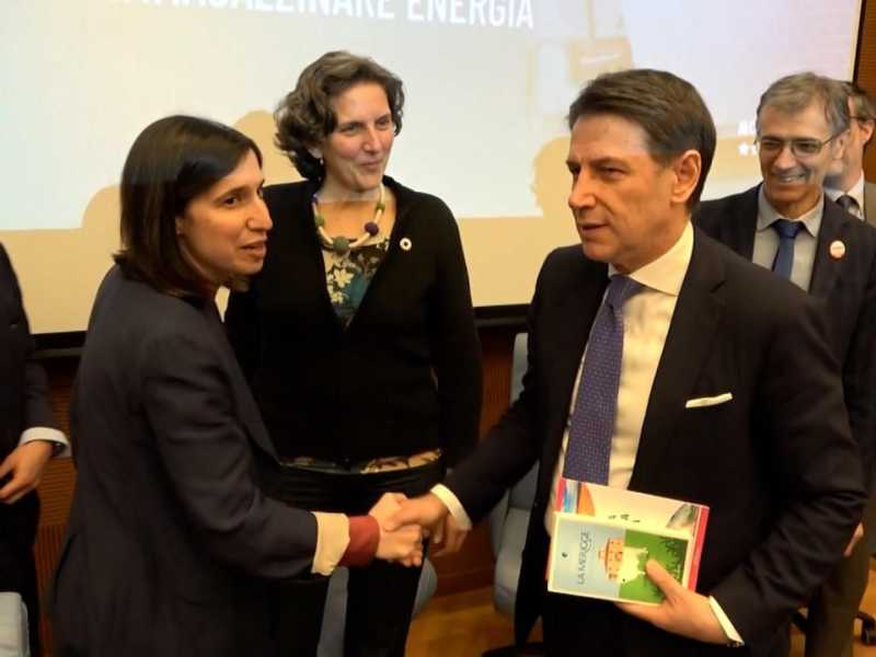 Conte fa aspettare Schlein al convegno per fare pace. E Laforgia si ritira