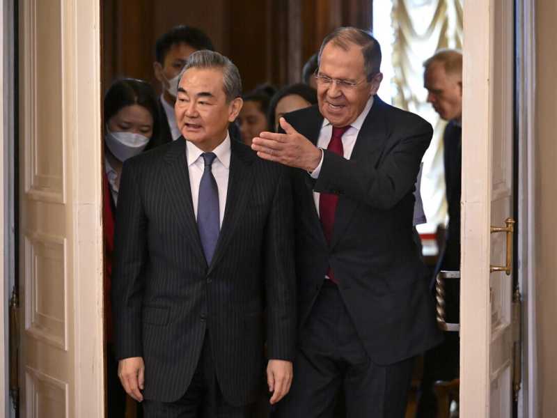 La Cina fa finta di non essere il salvavita di Putin. Poi accoglie Lavrov a Pechino