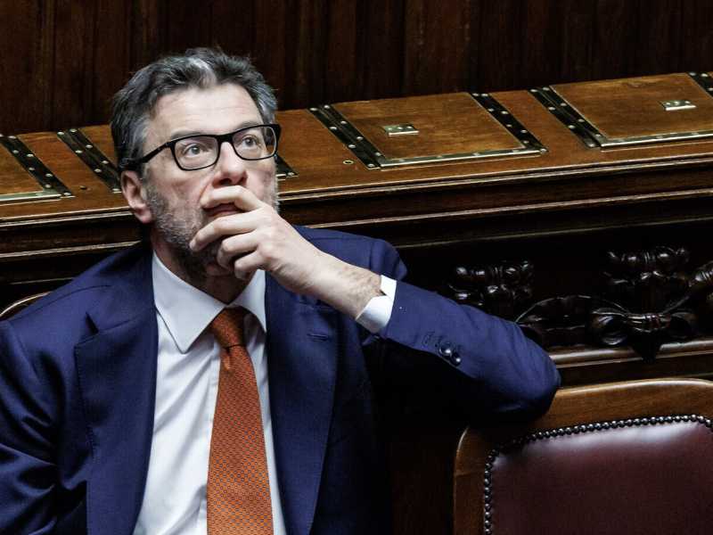 A messa con Giancarlo Giorgetti. Dio, bilancio e uomini che gli chiedono una grazia