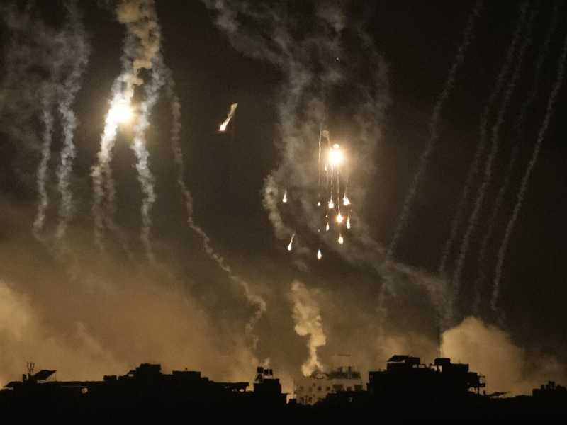 Razzi israeliani su Gaza (foto LaPresse)