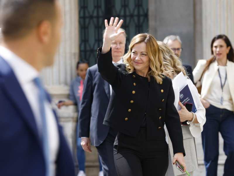 Meloni prepara il "Giorgia beach party" per il lancio della candidatura. Allertati i ministri