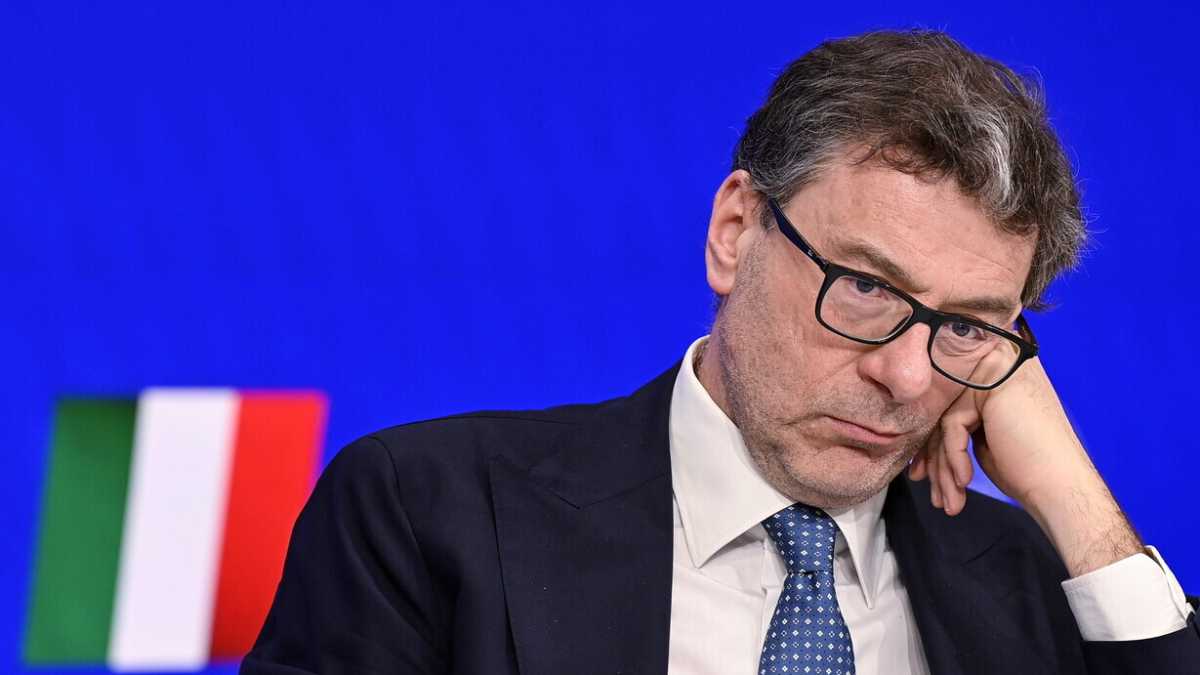 Immagine di Giorgetti affronta i gestori del risparmio nazionale a cui ha "tolto" 50 miliardi con i Btp
