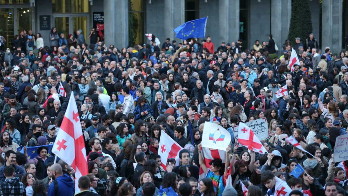 Immagine di I georgiani scendono per le strade (di nuovo) sventolando le bandiere europee