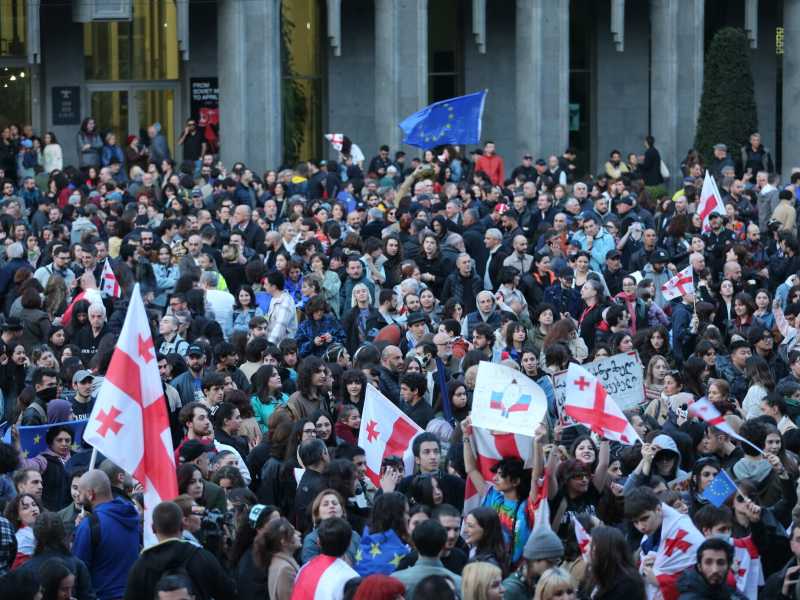 I georgiani scendono per le strade (di nuovo) sventolando le bandiere europee