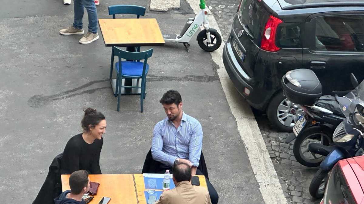 Immagine di Andrea Giambruno e Francesca Verdini: chiacchiere al bar nel centro di Roma. Le foto