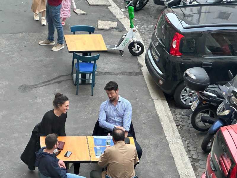 Andrea Giambruno e Francesca Verdini: chiacchiere al bar nel centro di Roma. Le foto