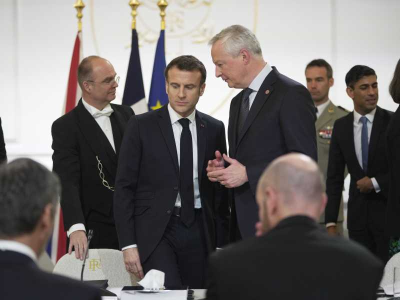 &nbsp;Al centro il presidente Emmanuel Macron e il ministro dell'Economia francese Bruno La Maire - foto via Getty Images