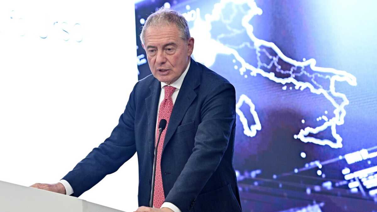 Immagine di Adolfo Urso e la battaglia contro l'Alfa Romeo Milano, prodotta in Polonia