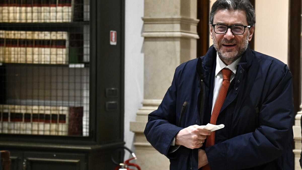 Immagine di La direttiva case green è legge con il voto contrario di Italia e Ungheria. Giorgetti: "Chi paga?"
